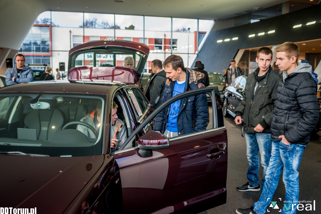 Drzwi otwarte w salonie Audi