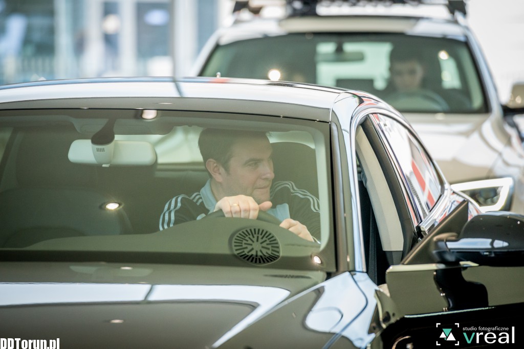 Drzwi otwarte w salonie Audi