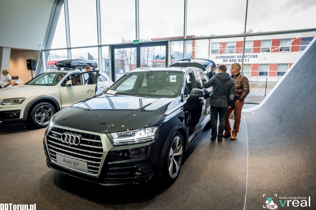 Drzwi otwarte w salonie Audi