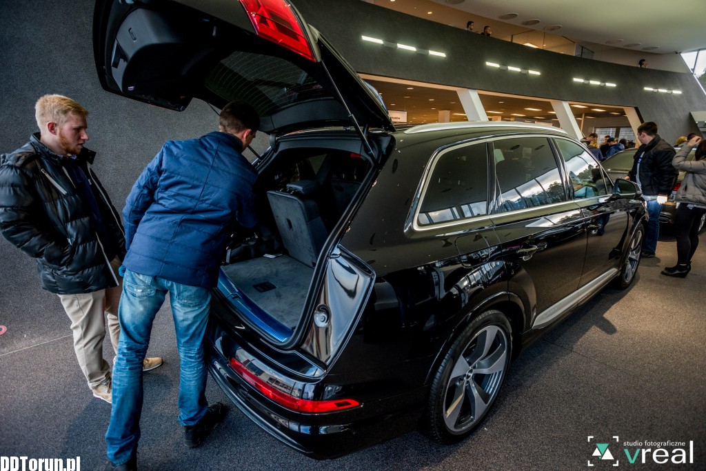 Drzwi otwarte w salonie Audi