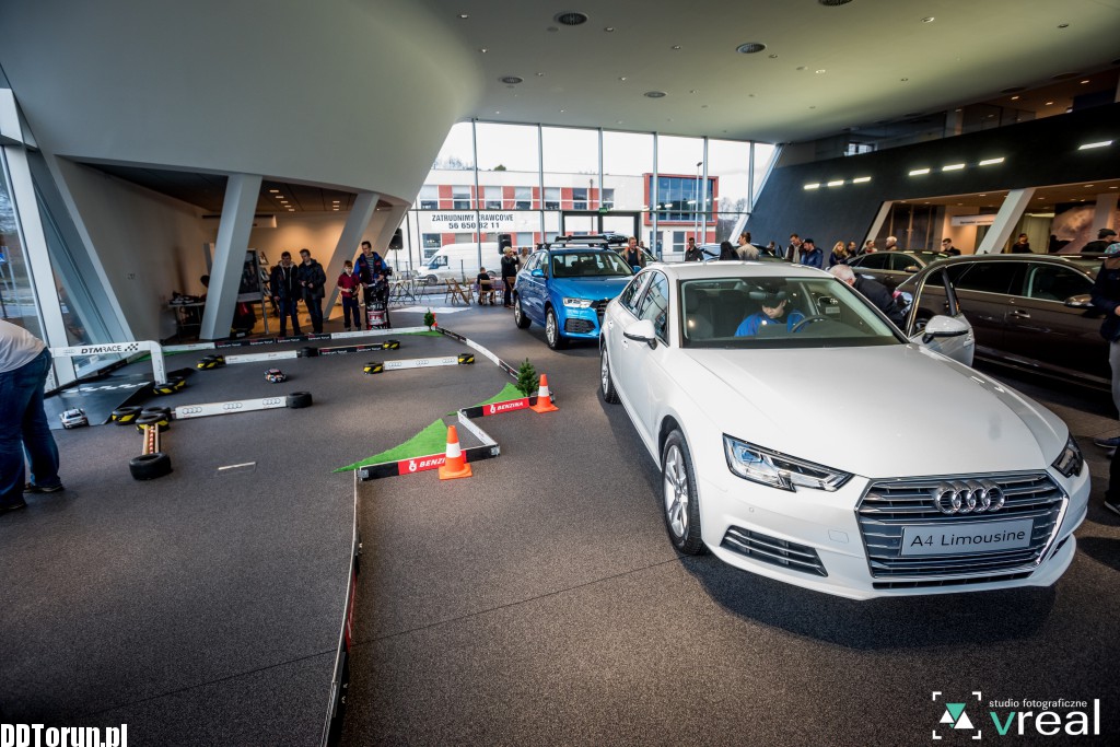 Drzwi otwarte w salonie Audi