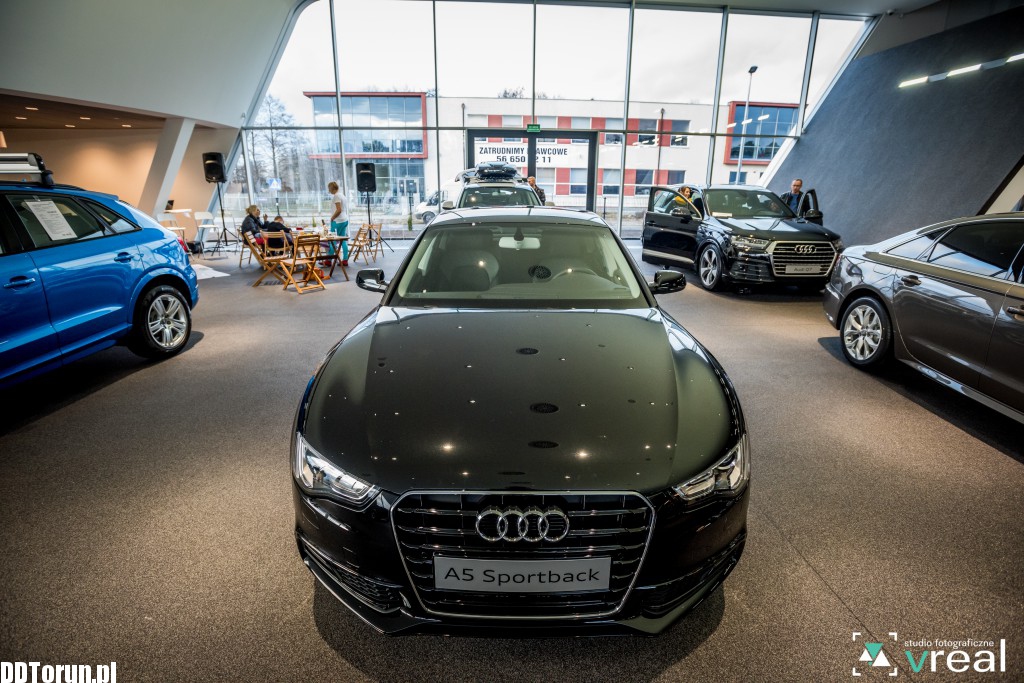 Drzwi otwarte w salonie Audi