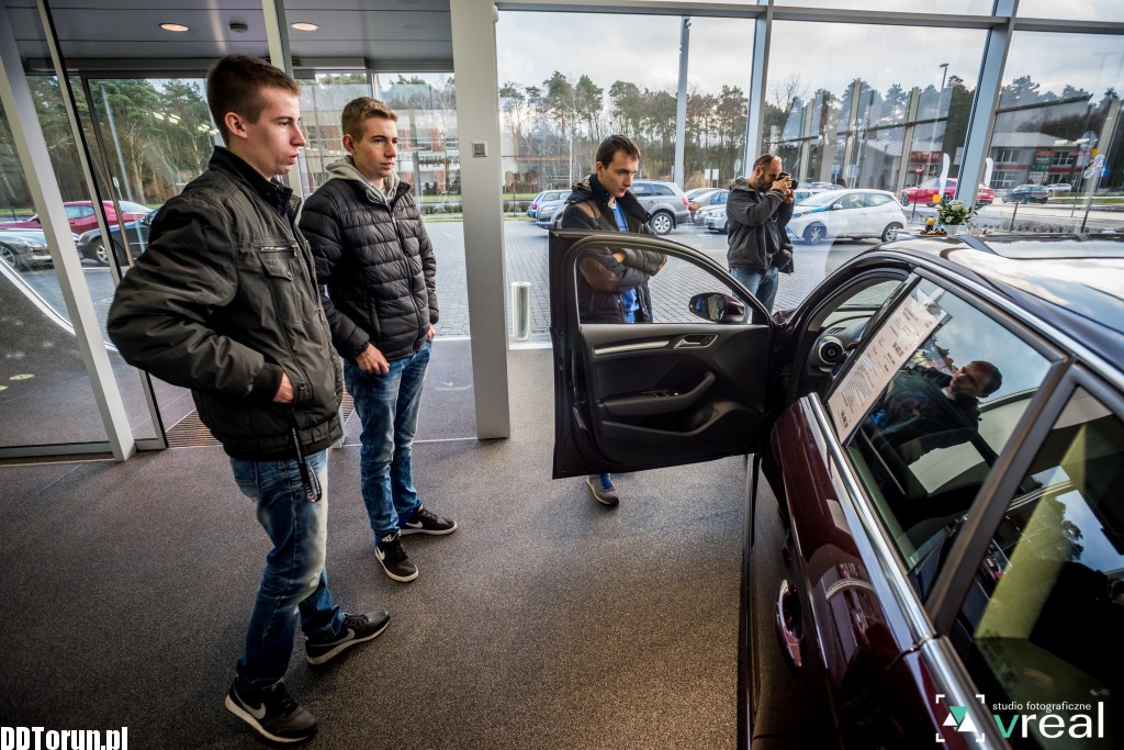 Drzwi otwarte w salonie Audi