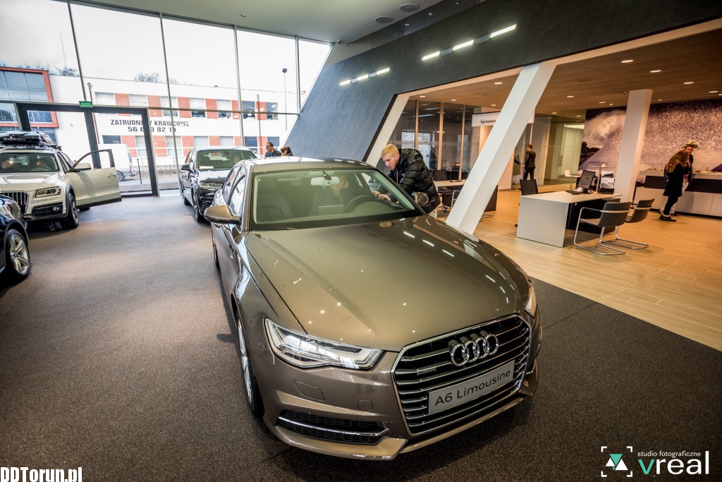 Drzwi otwarte w salonie Audi