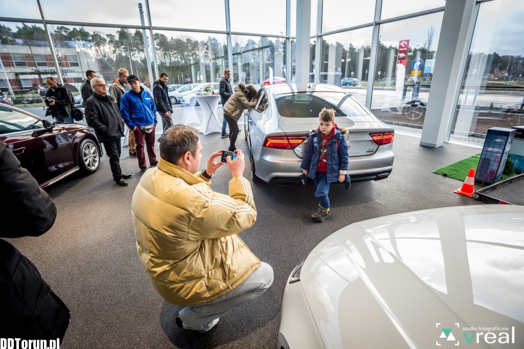 Drzwi otwarte w salonie Audi
