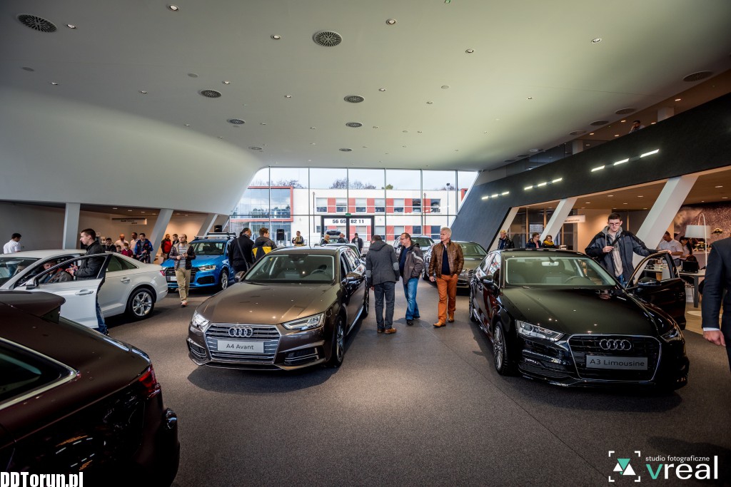 Drzwi otwarte w salonie Audi
