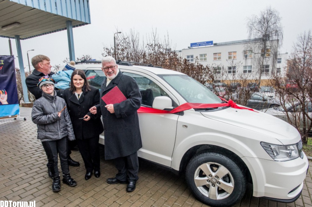 Przekazanie auta dla rodzinnego domu dziecka