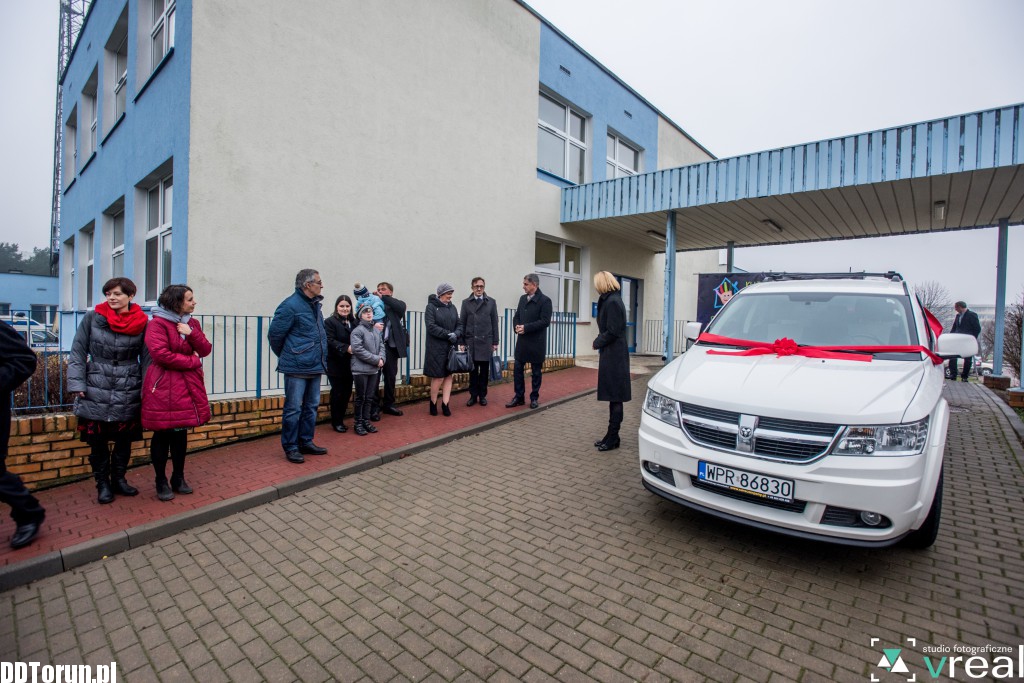 Przekazanie auta dla rodzinnego domu dziecka