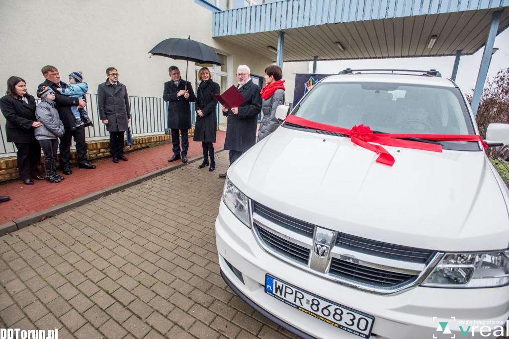 Przekazanie auta dla rodzinnego domu dziecka