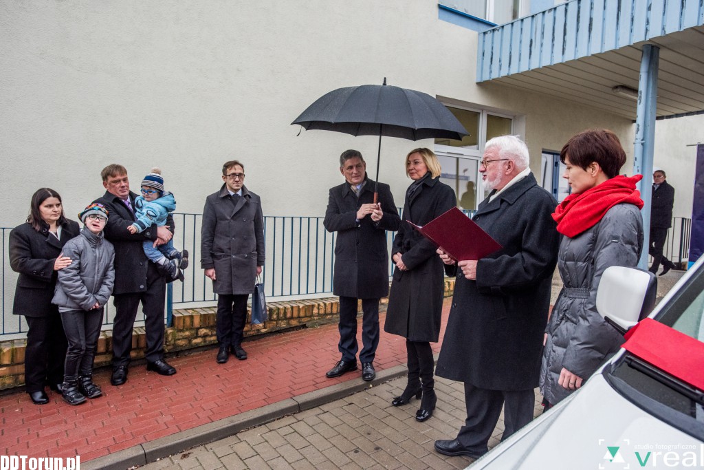 Przekazanie auta dla rodzinnego domu dziecka