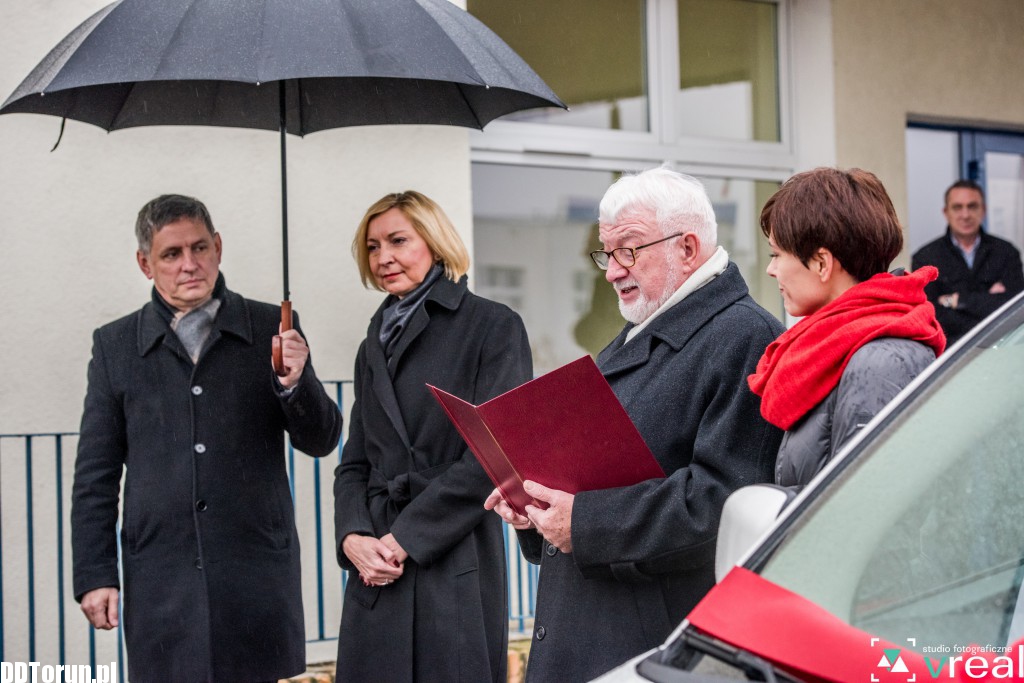 Przekazanie auta dla rodzinnego domu dziecka