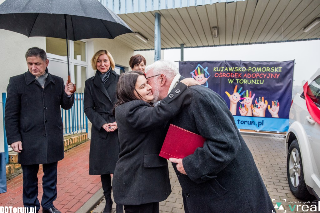 Przekazanie auta dla rodzinnego domu dziecka