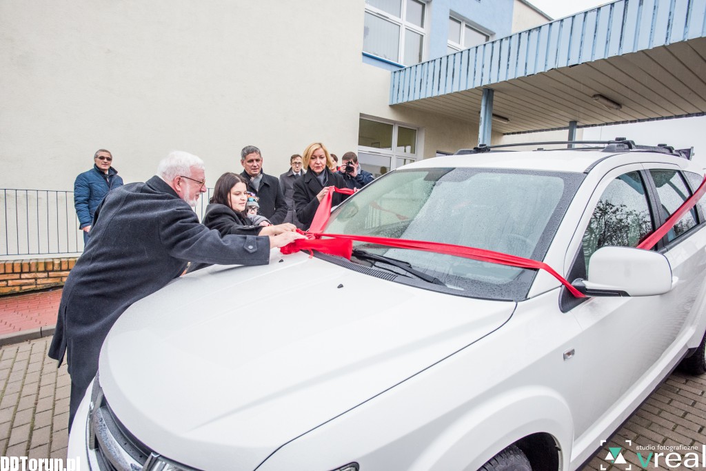 Przekazanie auta dla rodzinnego domu dziecka