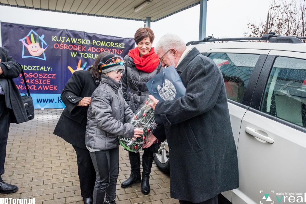 Przekazanie auta dla rodzinnego domu dziecka