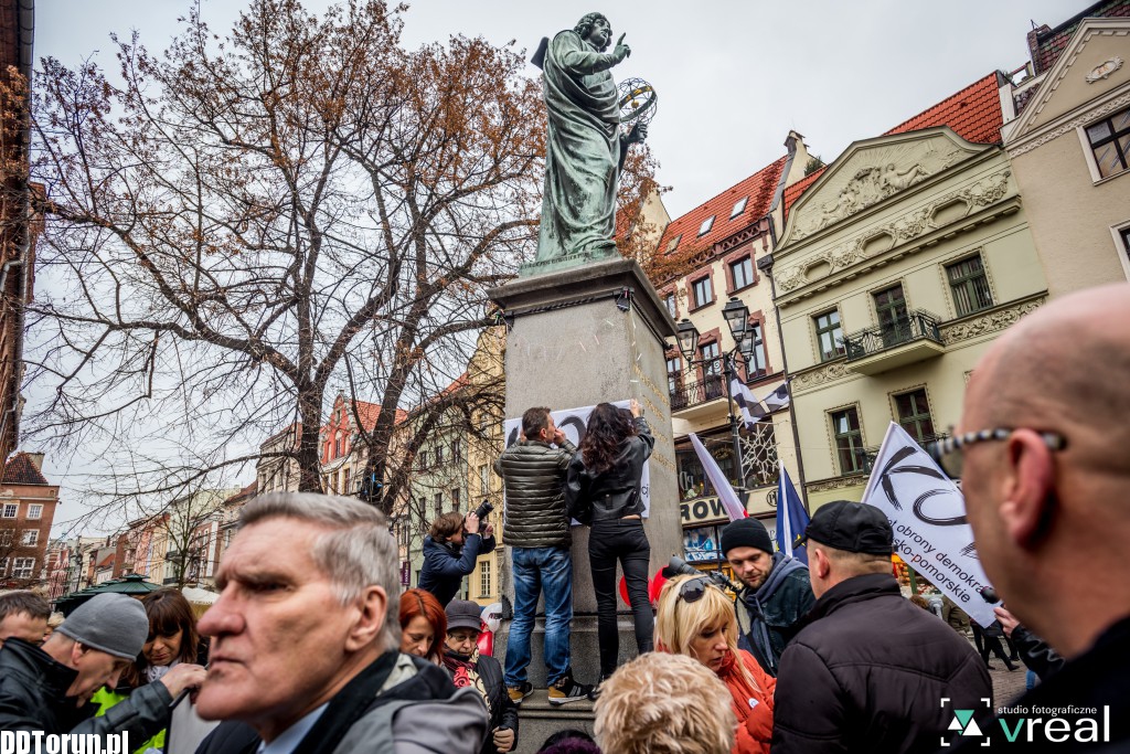 Protest KOD na Rynku Staromiejskim