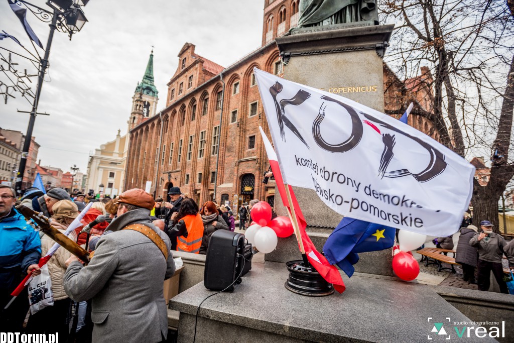 Protest KOD na Rynku Staromiejskim