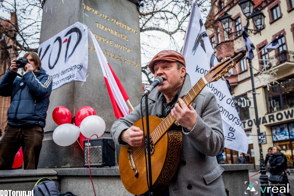 Protest KOD na Rynku Staromiejskim