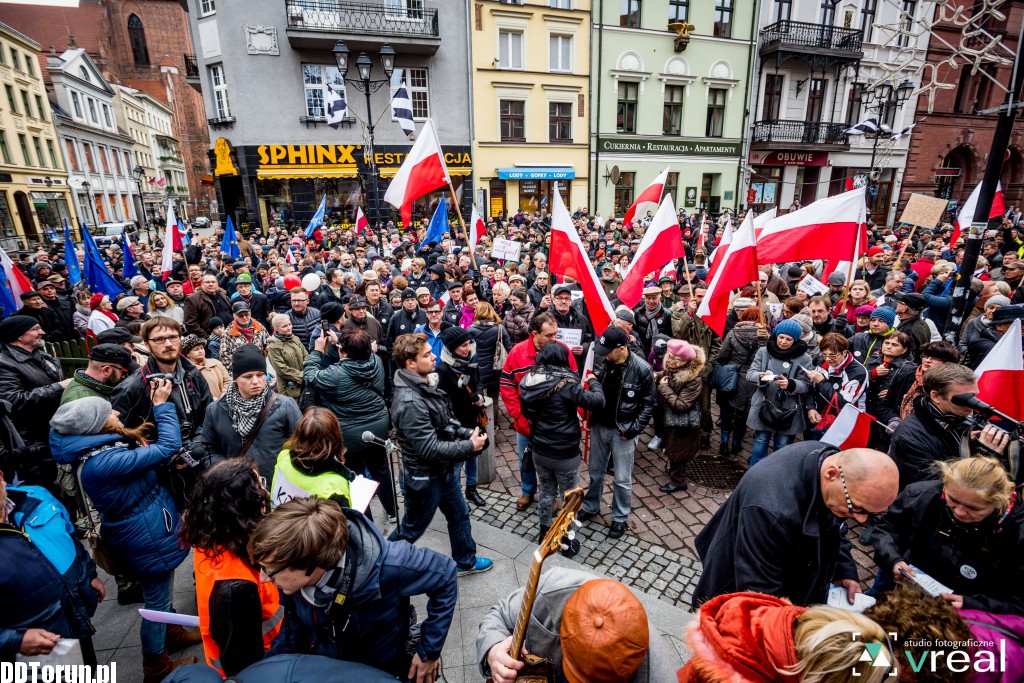 Protest KOD na Rynku Staromiejskim