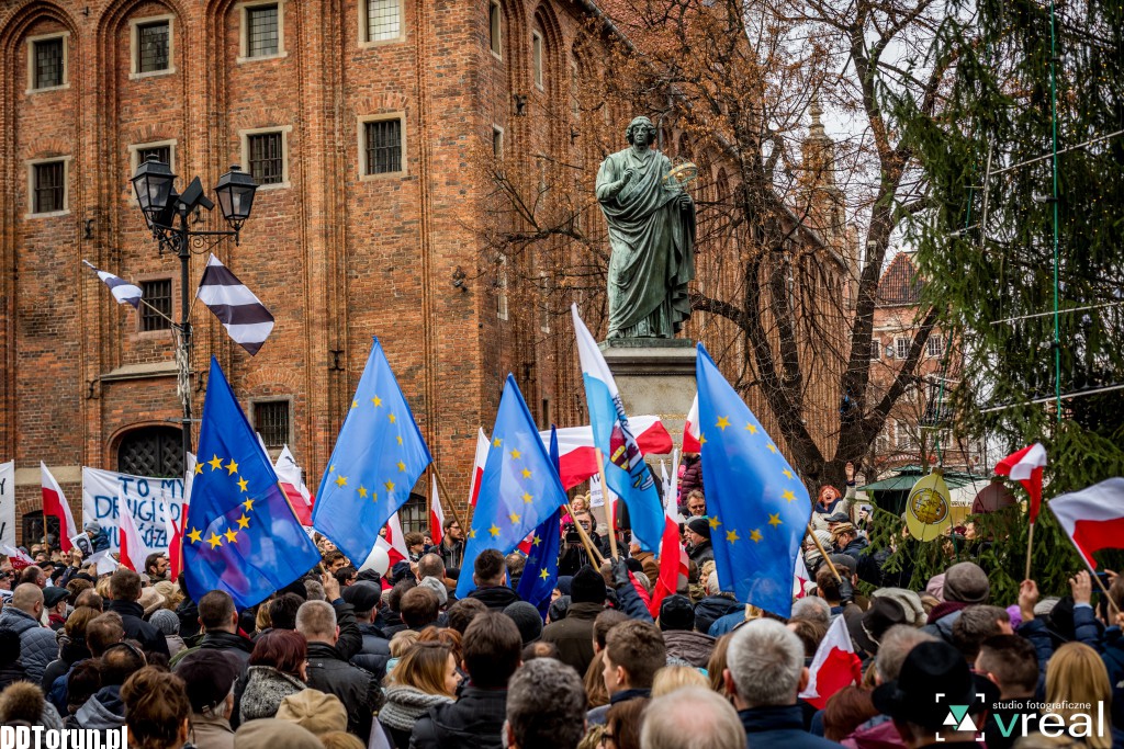 Protest KOD na Rynku Staromiejskim