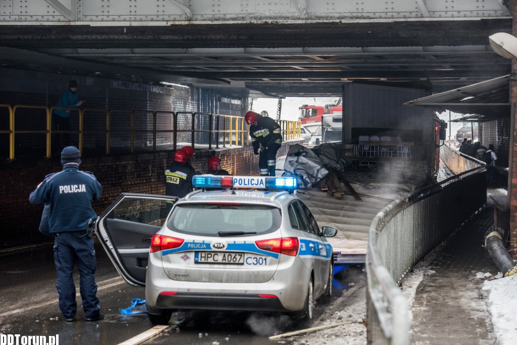 TIR zaklinował się pod wiaduktem