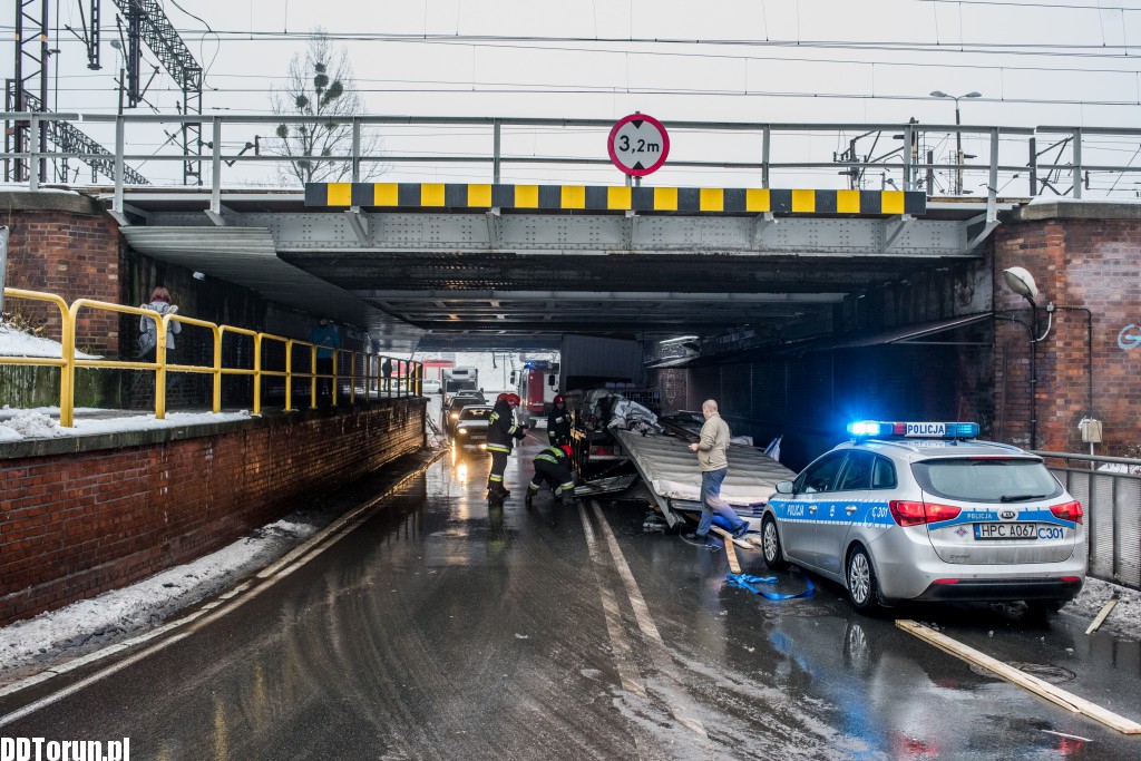 TIR zaklinował się pod wiaduktem