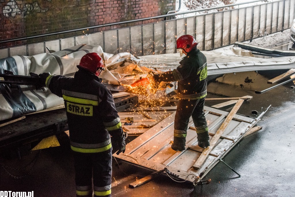TIR zaklinował się pod wiaduktem