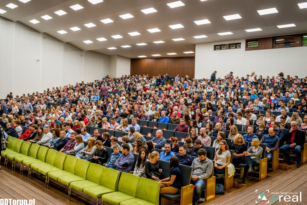 Kabaret Paranienormalni w auli UMK