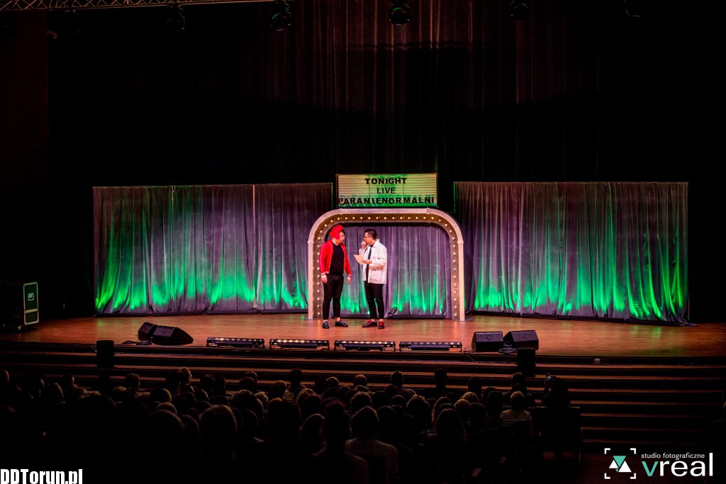 Kabaret Paranienormalni w auli UMK
