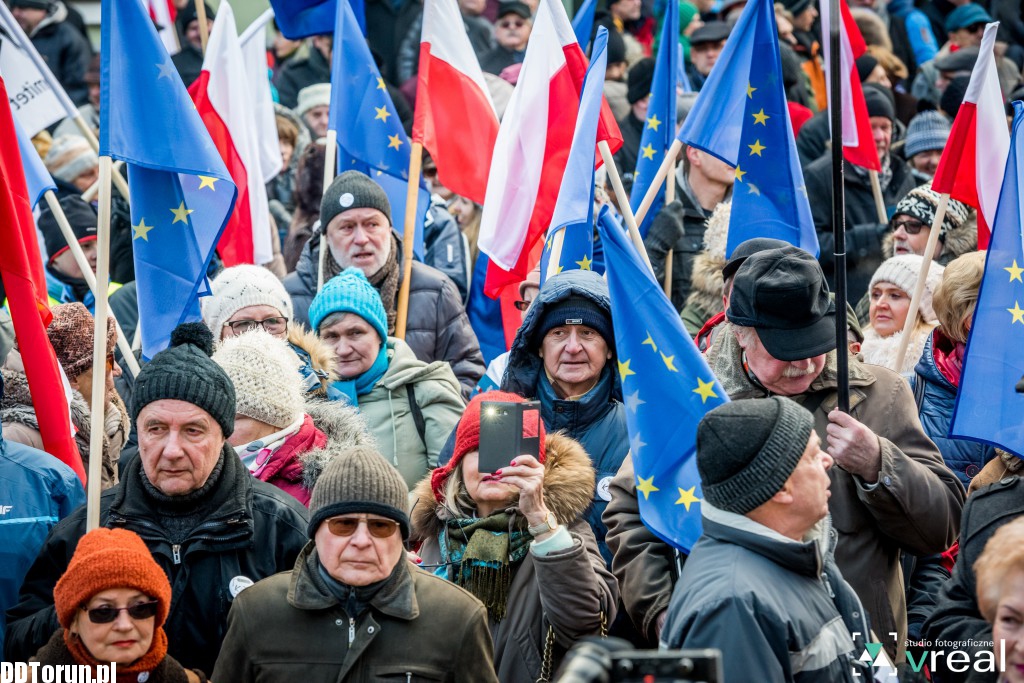 Manifestacja KOD w Toruniu