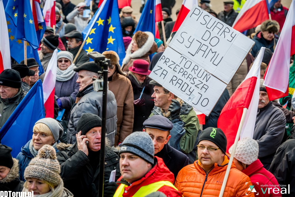 Manifestacja KOD w Toruniu