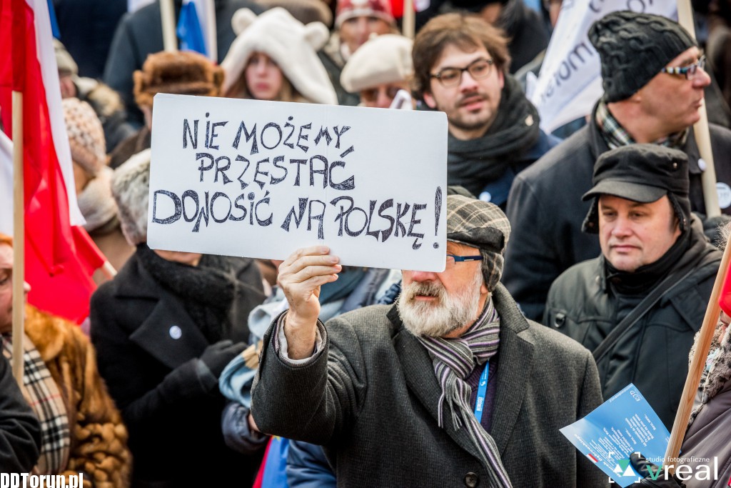 Manifestacja KOD w Toruniu