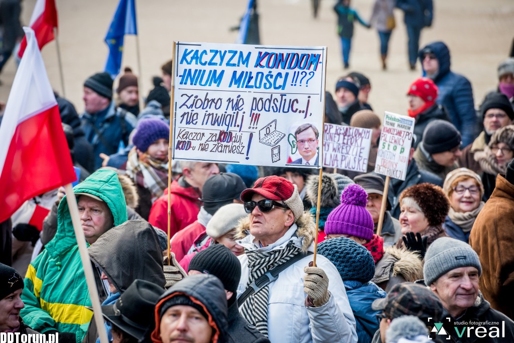 Manifestacja KOD w Toruniu