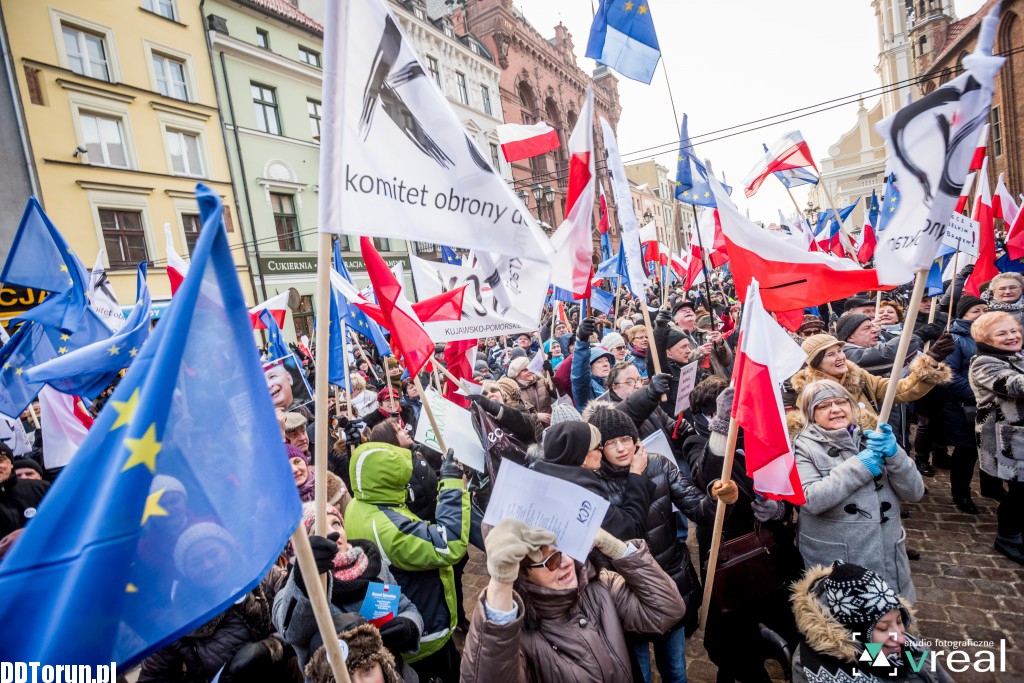 Manifestacja KOD w Toruniu