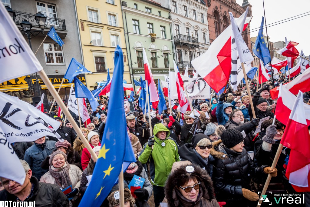 Manifestacja KOD w Toruniu