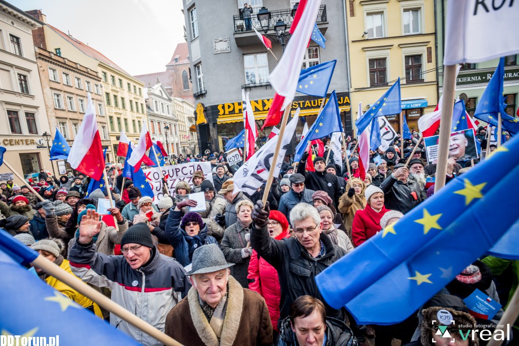 Manifestacja KOD w Toruniu