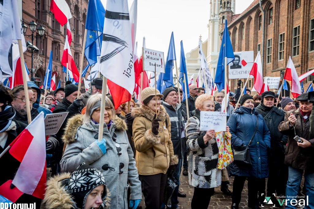 Manifestacja KOD w Toruniu