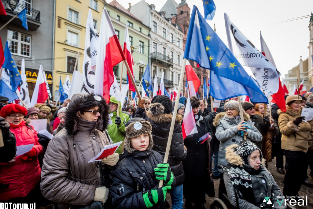 Manifestacja KOD w Toruniu