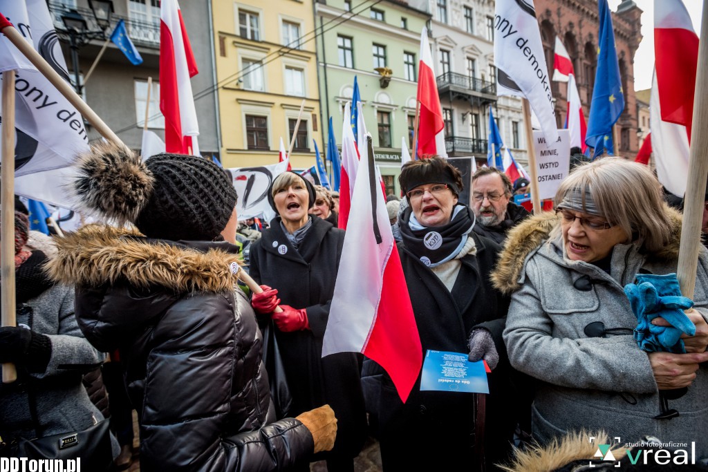 Manifestacja KOD w Toruniu