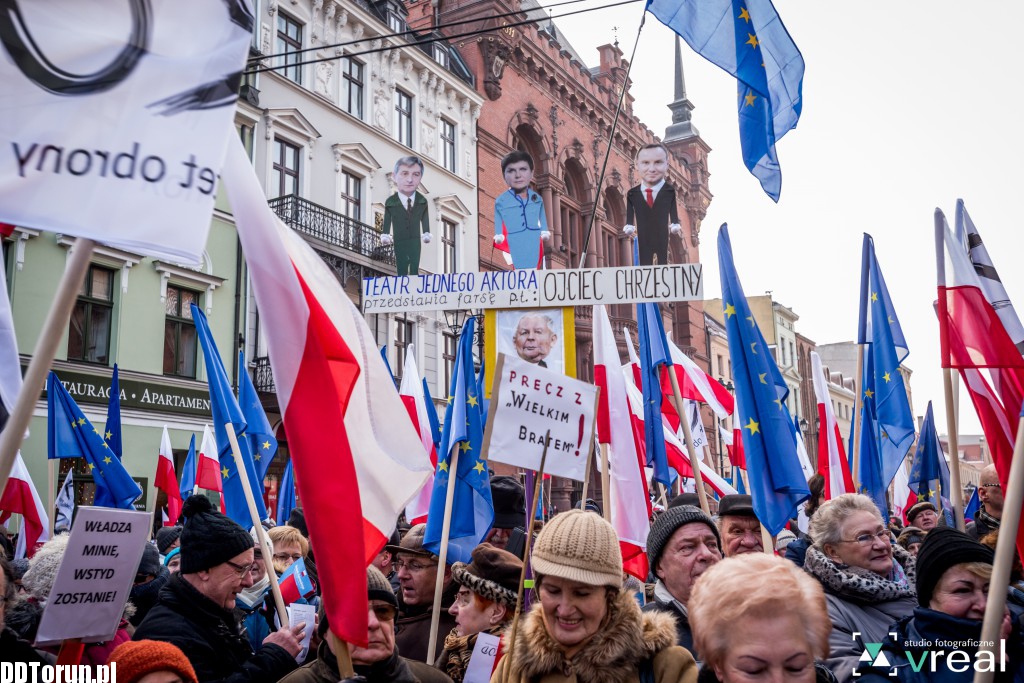 Manifestacja KOD w Toruniu