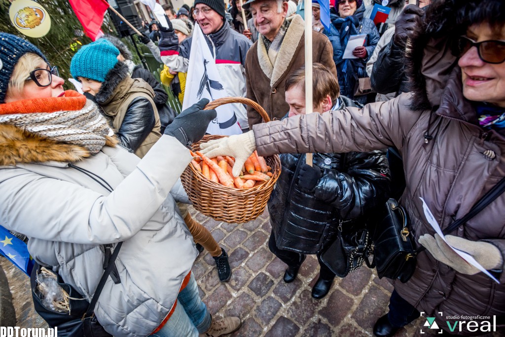 Manifestacja KOD w Toruniu