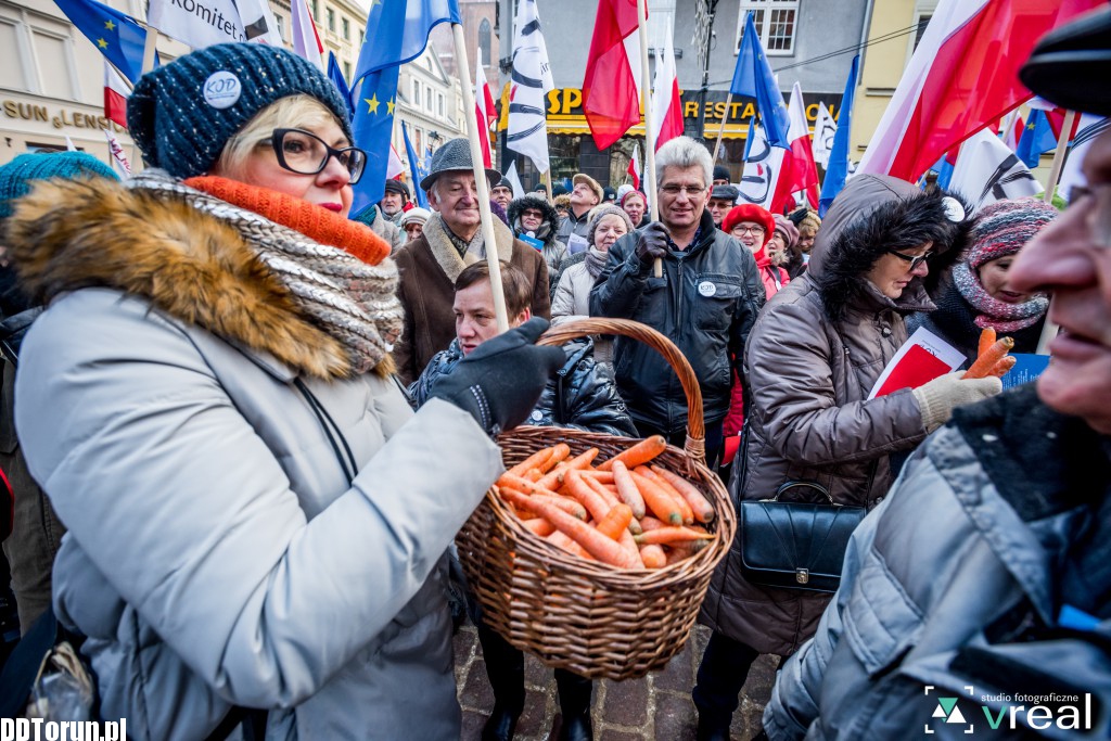 Manifestacja KOD w Toruniu