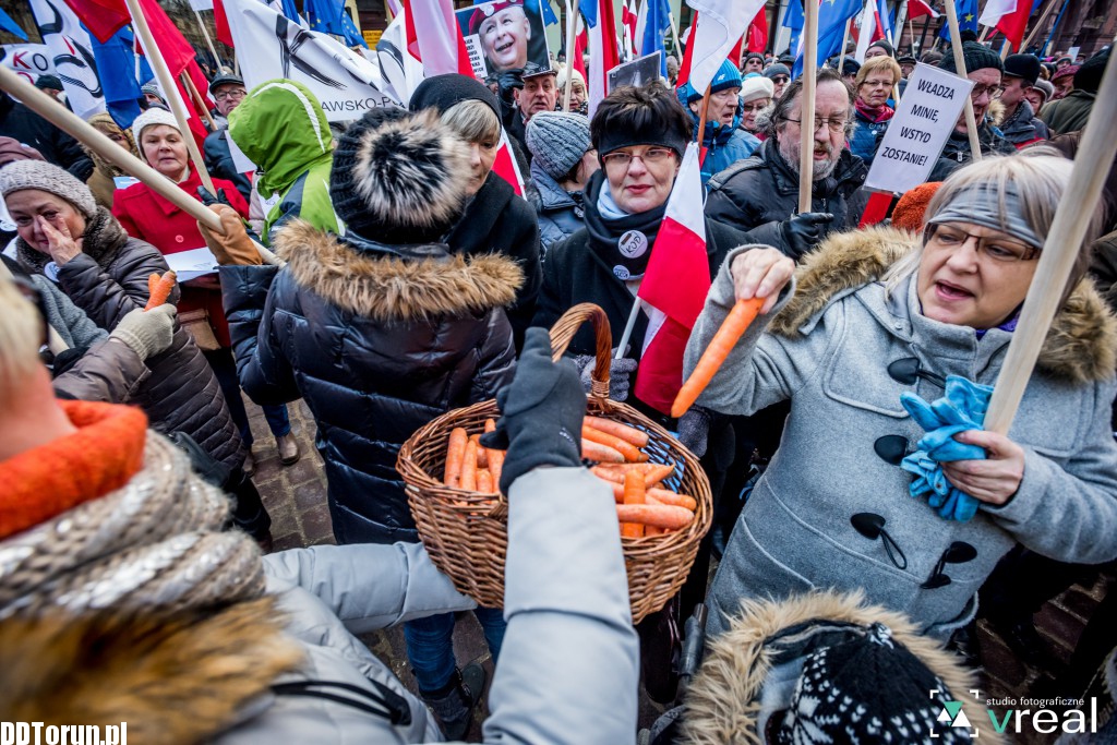 Manifestacja KOD w Toruniu