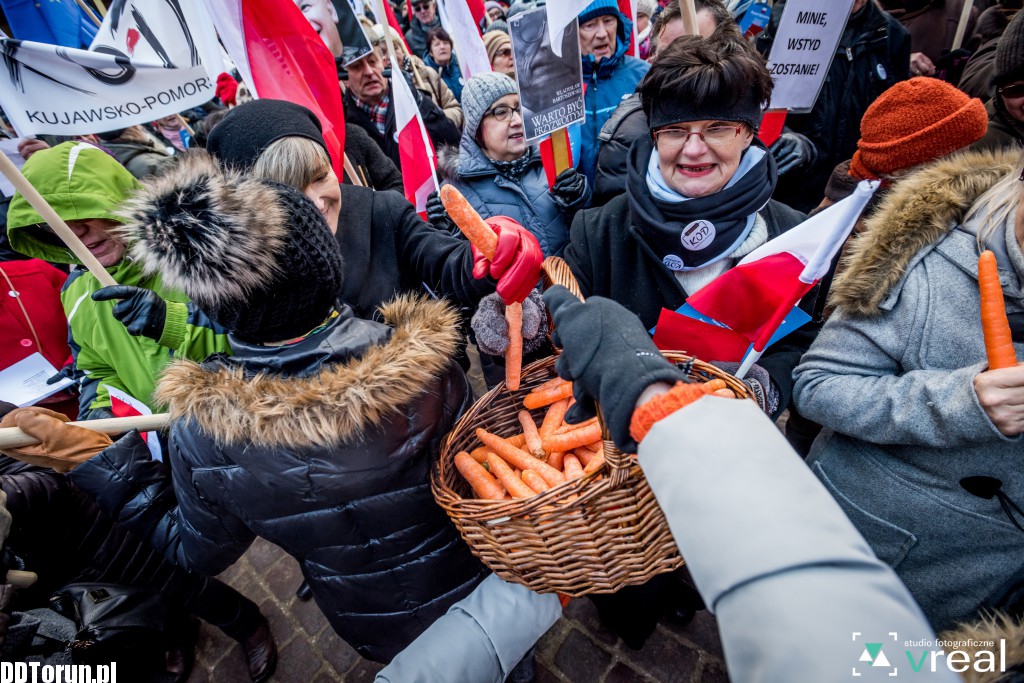 Manifestacja KOD w Toruniu