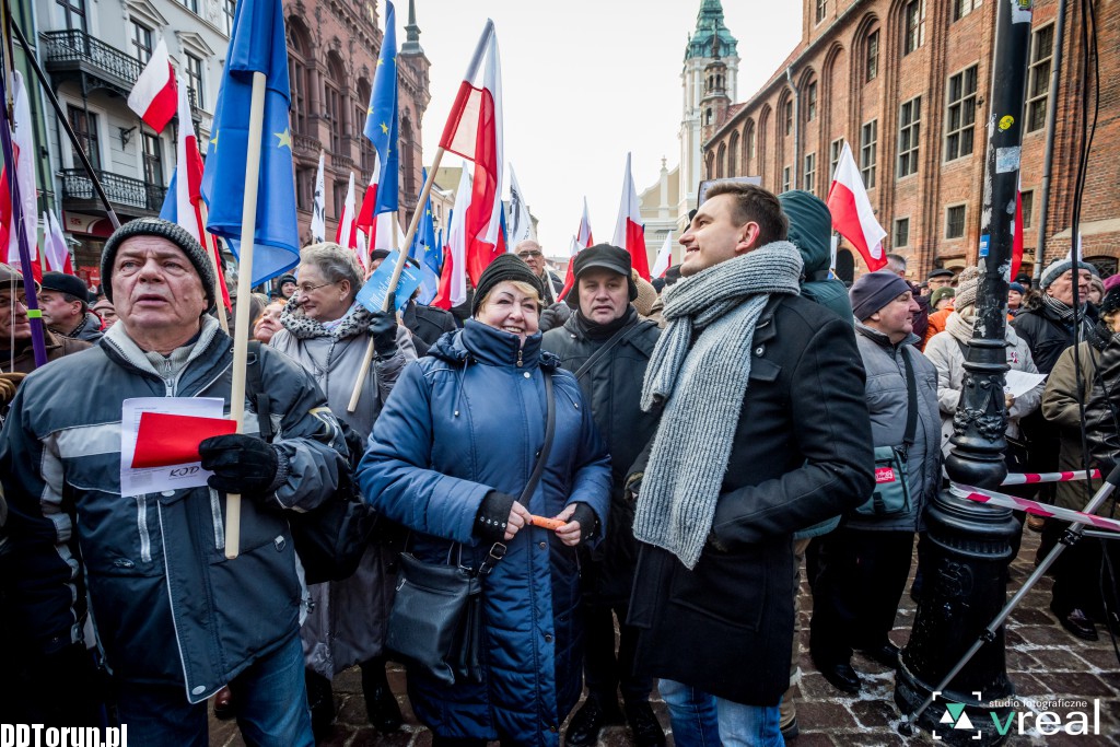 Manifestacja KOD w Toruniu