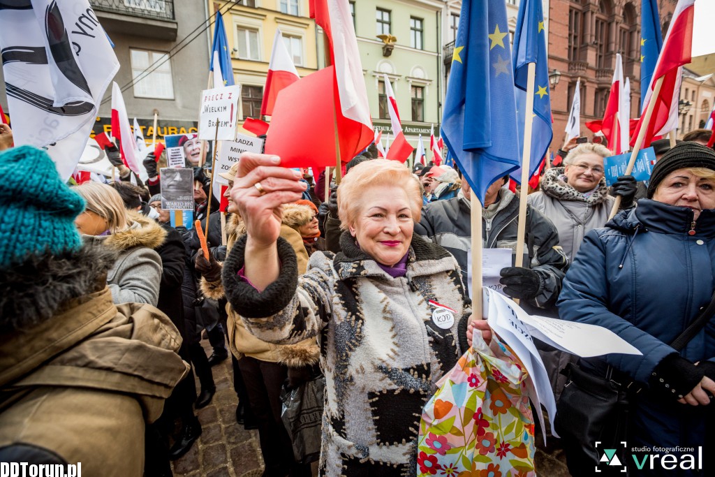 Manifestacja KOD w Toruniu