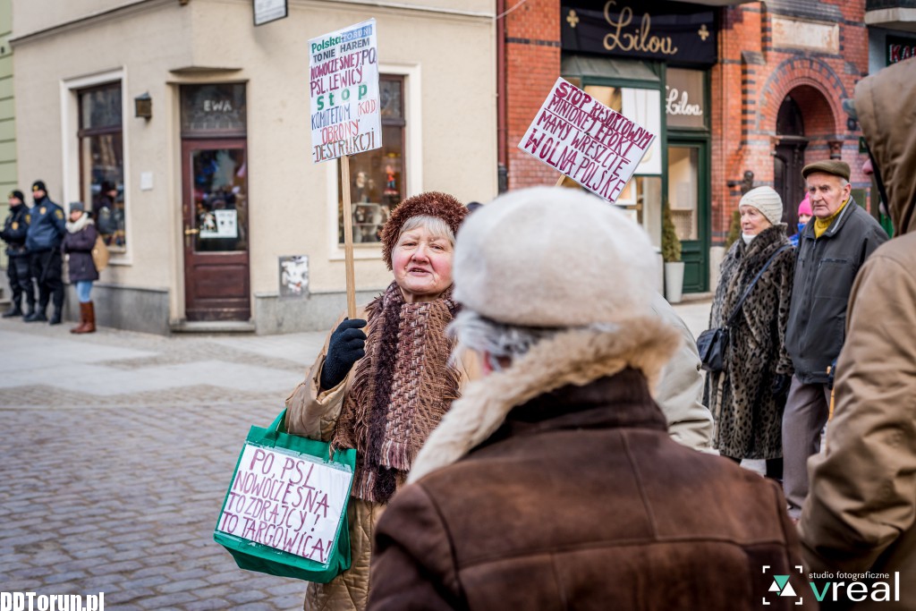 Manifestacja KOD w Toruniu