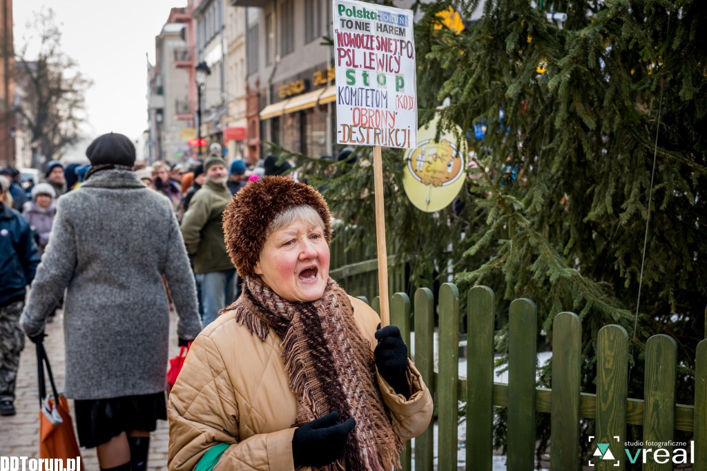 Manifestacja KOD w Toruniu