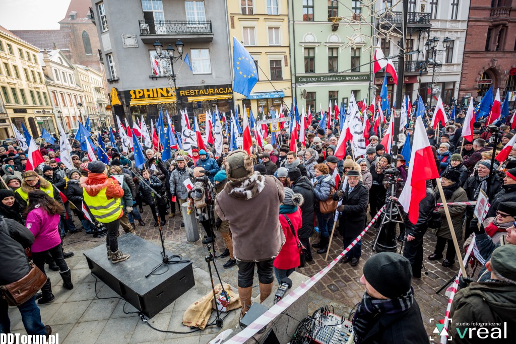 Manifestacja KOD w Toruniu