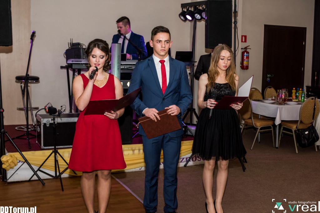 Maturzyści z VI LO na studniówce
