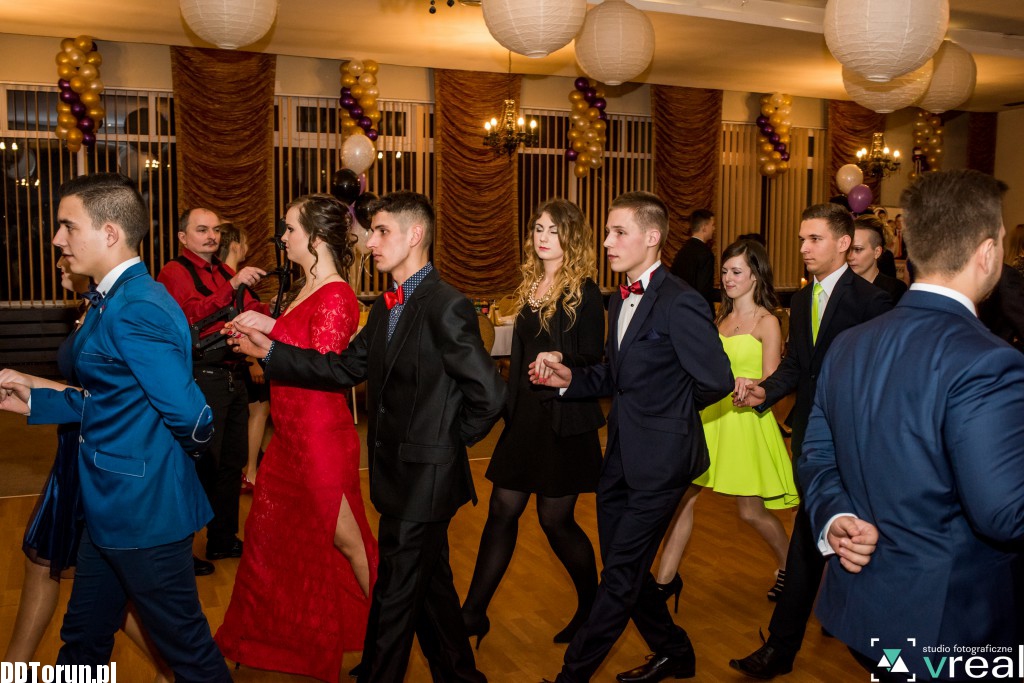 Maturzyści z VI LO na studniówce